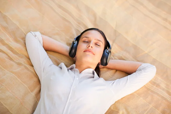 Happy young woman listening to music — Stock Photo, Image