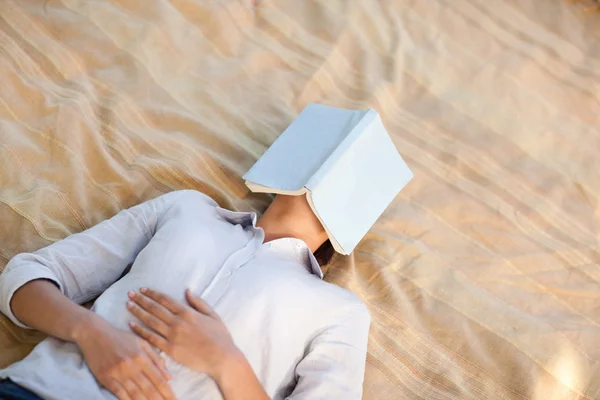 Vrouw slapen met haar boek — Stockfoto