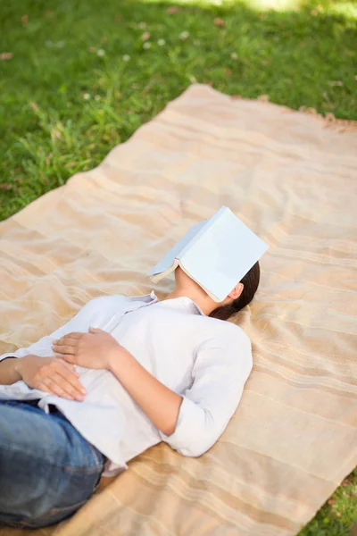 Ona kitap ile uyuyan kadın — Stok fotoğraf