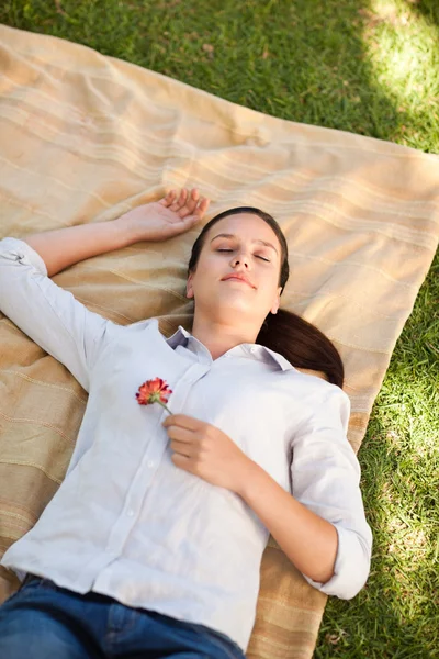 Žena spící s růží — Stock fotografie
