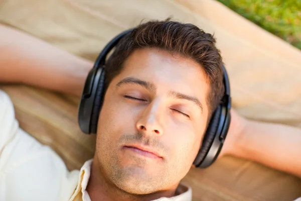 공원에서 음악을 듣고 하는 젊은 남자 — 스톡 사진