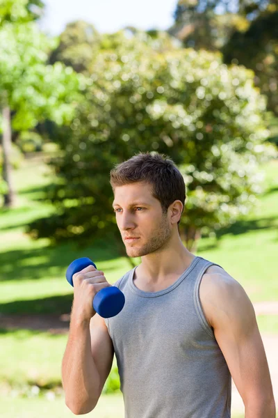 Young man doing his exercises in the park — Stock Photo, Image