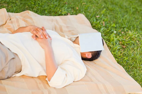 Человек спит со своей книгой — стоковое фото