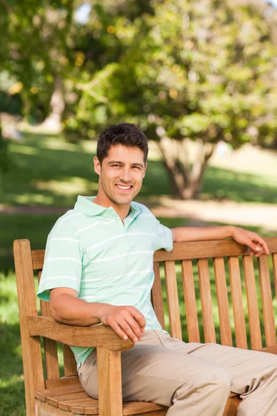 Pohledný muž na lavičce — Stock fotografie