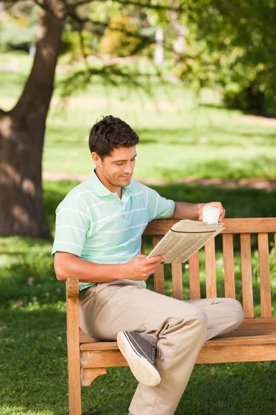 Ο άνθρωπος διαβάζει εφημερίδα. — Φωτογραφία Αρχείου
