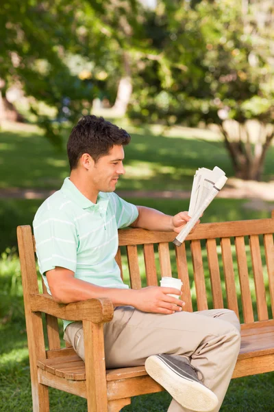 Hombre leyendo el periódico —  Fotos de Stock