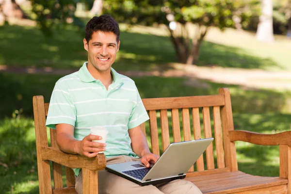 Pohledný muž pracuje na jeho laptopu — Stock fotografie