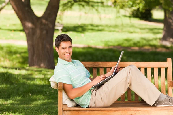 Νεαρός άνδρας με το laptop — Φωτογραφία Αρχείου