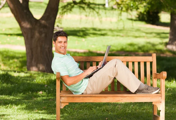Молодой человек со своим ноутбуком — стоковое фото