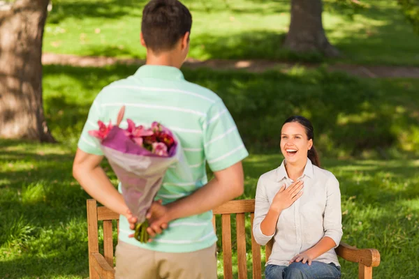 Молодой человек приносит цветы своей жене — стоковое фото