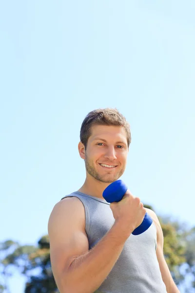 Young man doing his exercises in the park — Stock Photo, Image