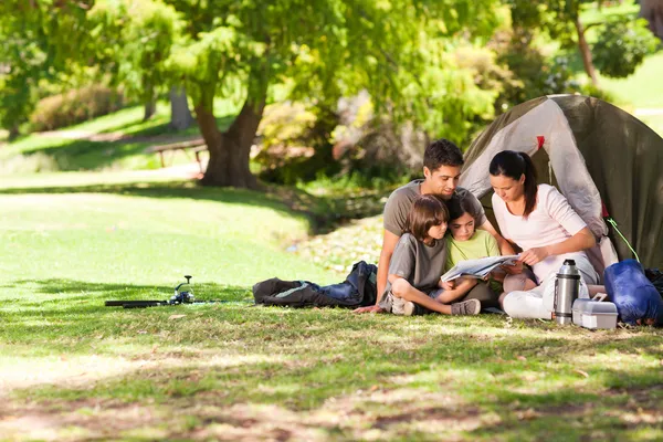 Família alegre acampar no parque — Fotografia de Stock