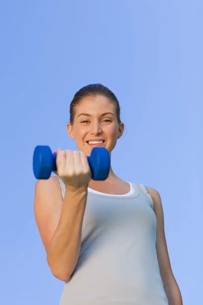 Young woman doing her exercises in the park — Stock Photo, Image