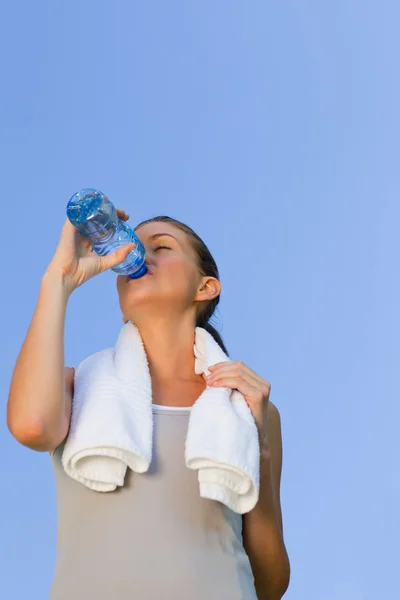 Ung kvinna dricksvatten — Stockfoto