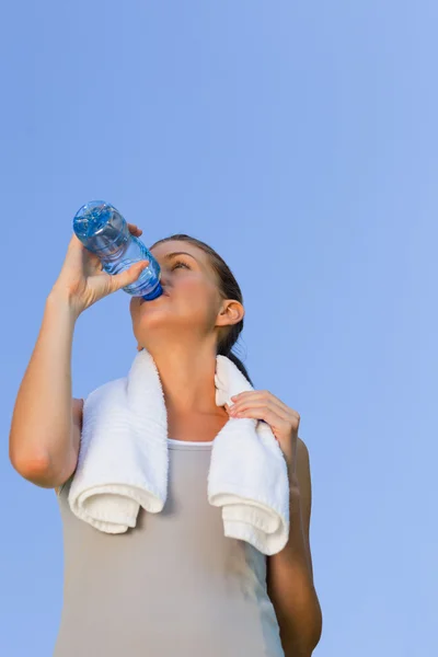 Young woman drinking water — Stock Photo, Image