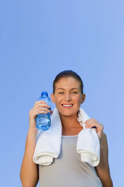Νεαρή γυναίκα πόσιμο νερό — Φωτογραφία Αρχείου