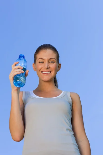 Young woman drinking water — Stock Photo, Image