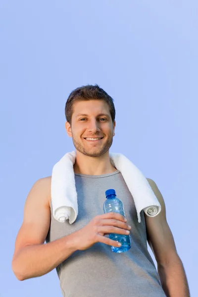 Homme buvant de l'eau après la gym — Photo