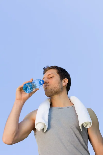 男はジムの後の水を飲む — ストック写真