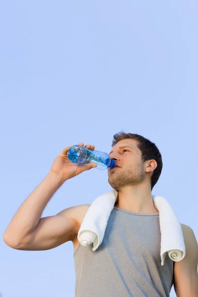 Man dricksvatten efter gymmet — Stockfoto
