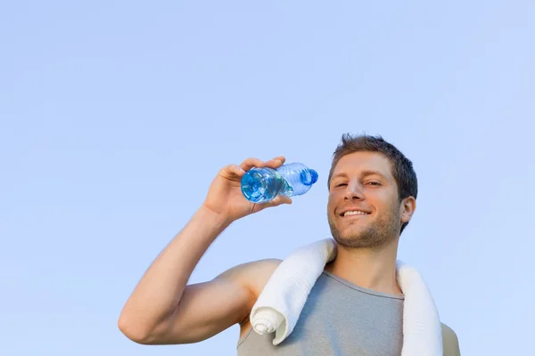 Man drinkwater na de sportschool — Stockfoto