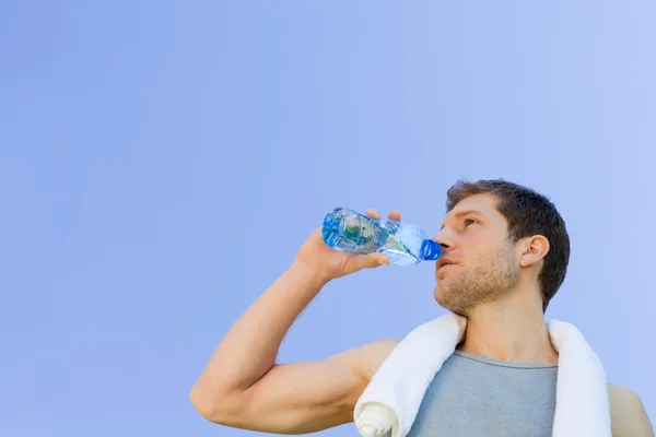 Uomo che beve acqua dopo la palestra — Foto Stock
