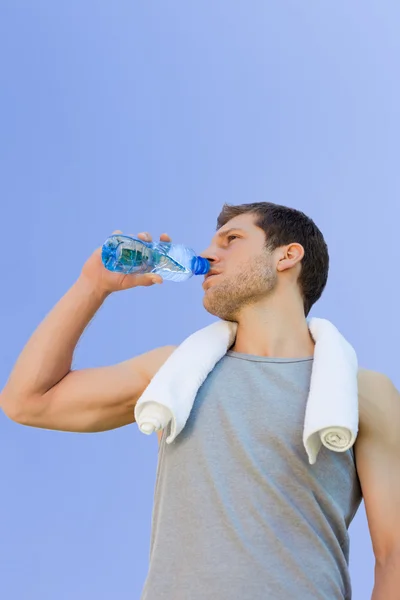 Homme buvant de l'eau après la gym — Photo