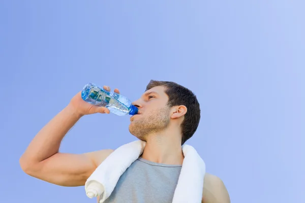Άνθρωπος πόσιμο νερό μετά το γυμναστήριο — Φωτογραφία Αρχείου