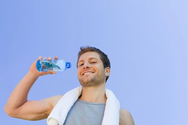 Άνθρωπος πόσιμο νερό μετά το γυμναστήριο — Φωτογραφία Αρχείου