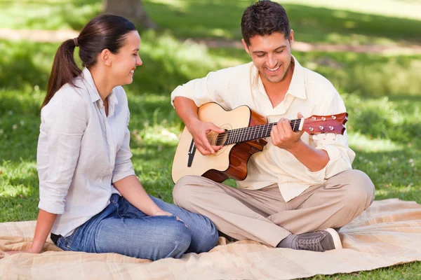 Романтик играет на гитаре для своей жены — стоковое фото