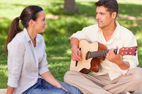 Uomo romantico che suona la chitarra per sua moglie — Foto Stock