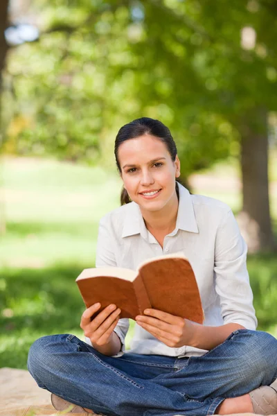 Woman reading in the park — Stock Photo, Image
