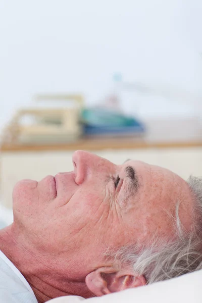 Äldre patienten liggande på en sjukhussäng — Stockfoto