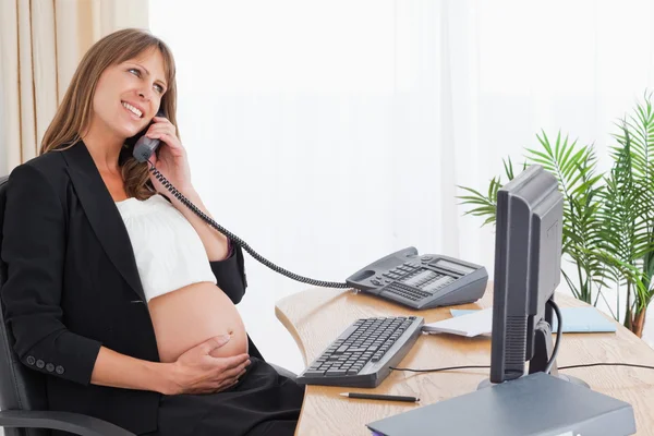 Envackra gravid kvinna på telefon — 图库照片