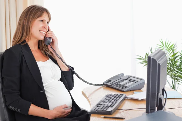 有吸引力的怀孕女人的电话 — 图库照片
