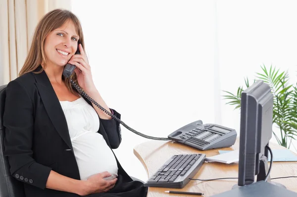 Bardzo ciąży kobieta na telefon — Zdjęcie stockowe