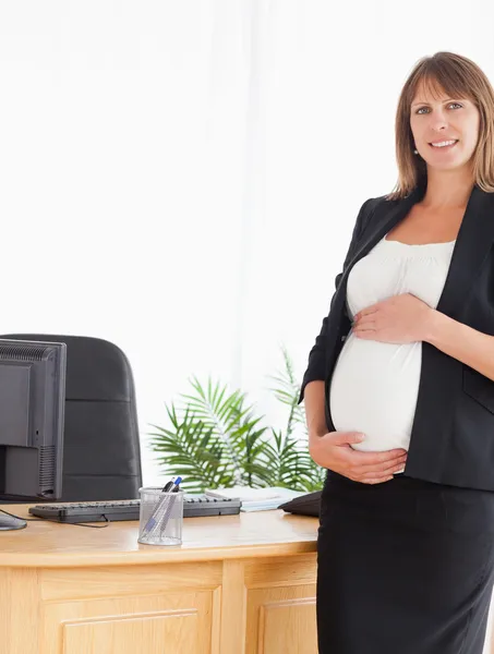 Piękna kobieta w ciąży pozowanie stojąc — Zdjęcie stockowe