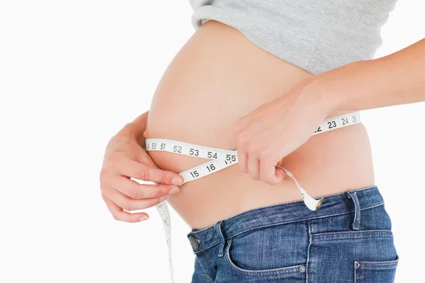 Gravid kvinna mäta magen stående — Stockfoto