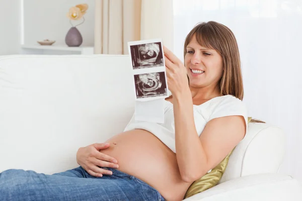 Donna incinta che guarda l'ecografia del suo bambino — Foto Stock