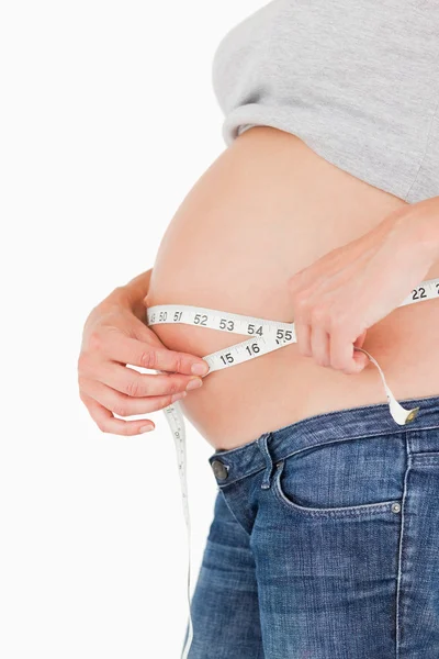 Gravid kvinna mäta magen stående — Stockfoto