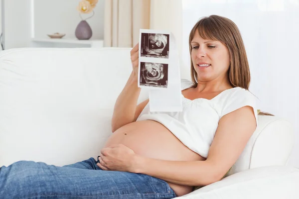 怀孕的女人正看着她的宝宝超声 sc 的特写 — 图库照片