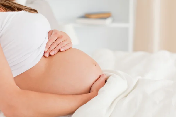 Bir hamile kadın bir yatakta yatarken Close-Up — Stok fotoğraf