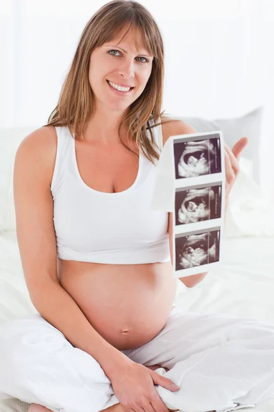 Szép terhes nő mutatja az ultrahangos vizsgálat közben Szilvia — Stock Fotó