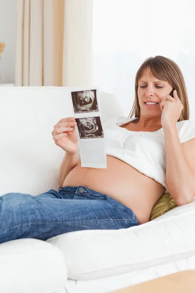 Těhotná žena mluví o své dítě ultrazvukem — Stock fotografie
