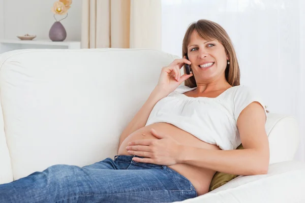 Close-up de uma mulher grávida telefonando — Fotografia de Stock