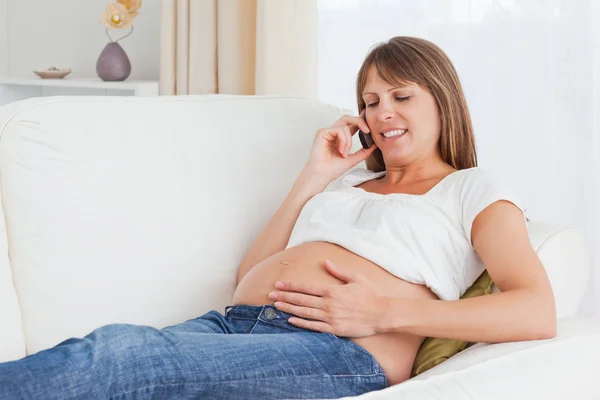 妊娠中の女性に電話をかける — ストック写真