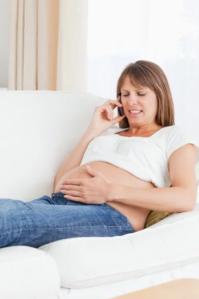 Porträt einer schwangeren Frau beim Telefonieren — Stockfoto