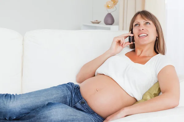 Avslappnad gravid kvinna ringer — Stockfoto