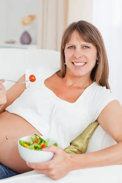 Retrato de uma mãe para comer uma salada — Fotografia de Stock
