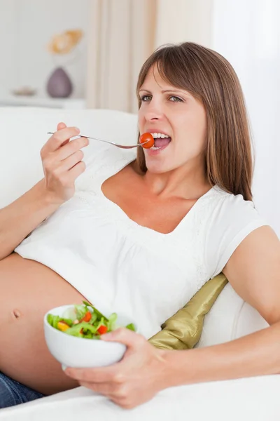 Κοντινό πλάνο μια μητέρα πρέπει να τρώει μια σαλάτα — Φωτογραφία Αρχείου
